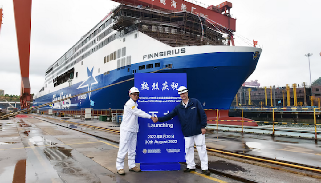 M/S Finnsirius, Finnlines första Superstar RoPax-färja har sjösatts i Kina. Högste chefen för China Merchants Jinling Shipyard Frank Zhang och Finnlines platschef Esa Tikkanen. Foto: Finnlines Plc.