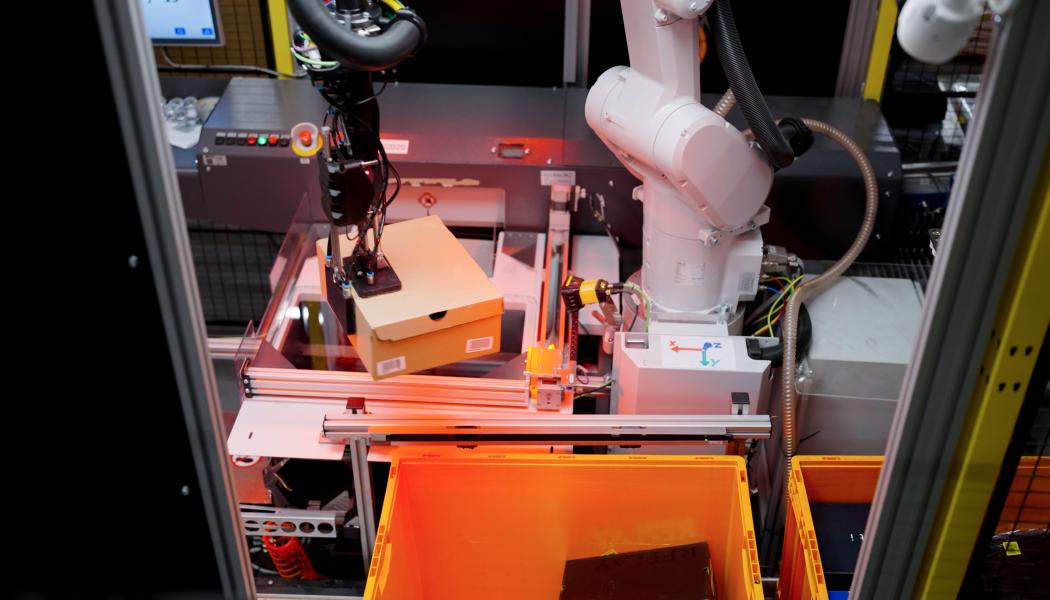 Systemet använder datorseende för att identifiera produkter och anpassa grepp i realtid. Robotarna är även utrustade med gripdon som håller kartongen stabil under hantering. Foto: Zalando