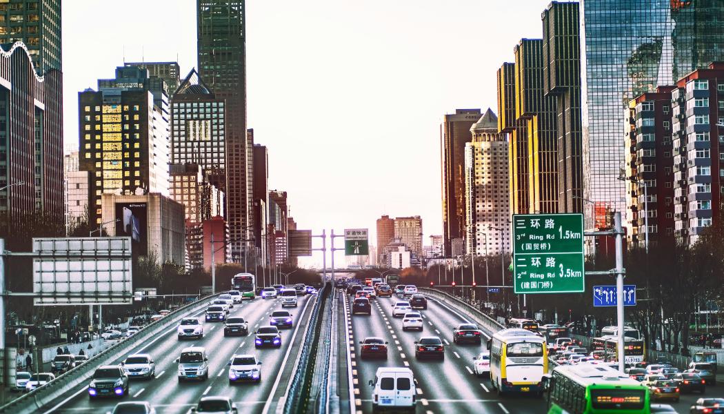 Bilköer i Kina. Foto: zhang kaiyv/unsplash