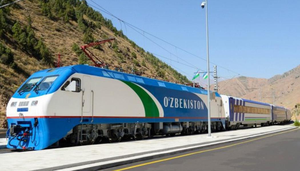 Uzbekistanskt passagerartåg på väg. Foto: TågoperatörennO'zbekiston temir yo'llari,