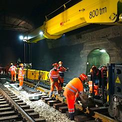 Rälsteamet installerar nya järnvägsspår i Hauensteins basistunnel i Schweiz: Foto: SBB/kredit: Christian Ginsig
