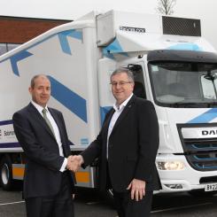 Russell Patmore, Truck Sales Director på DAF (vänster) och Asset Alliance Groups vd Willie Paterson. Foto: Nordic Truckcenter
