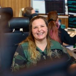 Anette har varit en del av Banedanmark sedan 2005 och arbetar idag som trafikledare och disponeringsledare i Fredericia. Tidigare var hon stationerad i Padborg, där hon hanterade trafiken på sträckan mellan Fredericia och Padborg. Foto: Banedanmark