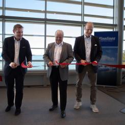 Bandet klipps. Från vänster; Thomas Doepel, Ronny Eriksson och Marco Palmu. Foto: Finnlines