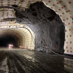 90 procent av bergtunnelns tak och väggar är täckta med dränmattor. Deras funktion är att förhindra dropp i spårtunneln. Syftet är att skydda fordon, känslig utrustning och installationer från istappar. 
FOTO: Trafikverket