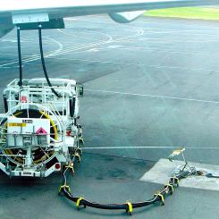 Nytt sätt att tanka ett flygplan. På vissa flygplatser tillåter underjordiska bränsleledningar tankning utan behov av tankbilar. Lastbilar levererar nödvändiga slangar och pumputrustning, men inget bränsle. Foto: Wikipedia Common Lic. Kredit: David Monniaux