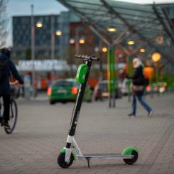 Regeringen missar möjligheten att skapa en långsiktigt hållbar reglering av el-sparkcykeltrafiken menar Nordic Micromobility Association. Arkivbild