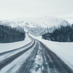 Målet är är max 133 omkomna i vägtrafiken år 2030. Foto: michael-odelberth/Unsplash