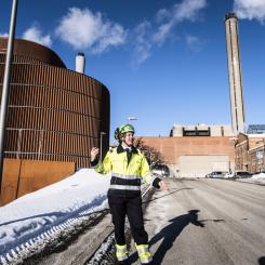 Magnus Hjalmarson Neideman/SvD/TT: Fabian Levihn, forskningschef på Stockholm Exergi framför Värtaverket där den nya tekniken ska utforskas.