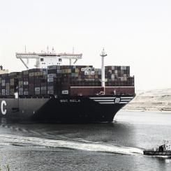 Mohamed Elshahed/AP/TT: Suezkanalens intäkter har ökat efter att man i mars ökade transportavgifterna för fartyg som trafikerar kanalen. Arkivbild.