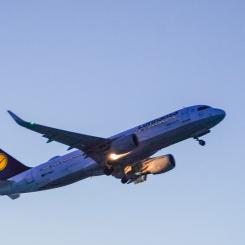 Håkon Mosvold Larsen/NTB/TT: Det lyfter så smått för flygbolagen. Arkivbild.