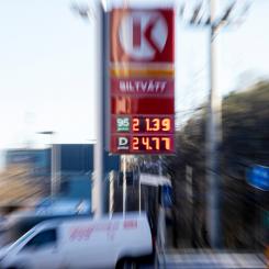 Stefan Jerrevång/TT: Nu sänker kedjorna drivmedelspriserna. Arkivbild.