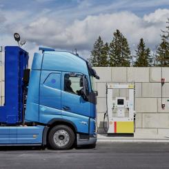 Volvo Lastvagnar/TT: En eldriven lastbil med bränsleceller vid en tankstation på en testbana. Vätgasen förvaras i tuber i en sorts tank bakom förarhytten.