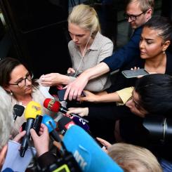 Chris Anderson/TT: Förhandlingsledaren Marianne Hernæs möter media om SAS-förhandlingarna utanför Näringslivets hus i Stockholm.