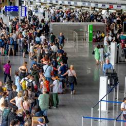 Michael Probst/AP/TT: Köerna ringlar på flygplatsen i Frankfurt inför onsdagens strejk mot Lufthansa. Arkivbild.