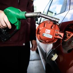 Erik Simander/TT: I oktober kan bensin och dieselpriserna öka med några kronor per liter när den tillfälliga skattesänkningen på fem månader som riksdagen beslutade om i våras upphör att gälla. Arkivbild.