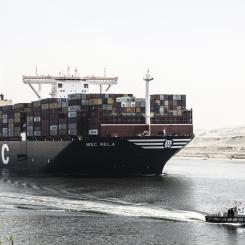 Mohamed Elshahed/AP/TT: Ett containerfartyg åker genom Suezkanalen. Arkivbild.