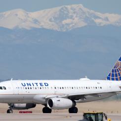 David Zalubowski/AP/TT: Ett United Airlines-flygplan som är på väg att lyfta från Denvers internationella flygplats. Arkivbild.
