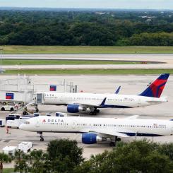 Chris O'Meara/AP/TT: Två flygplan från Delta Airlines vid Tampas internationella flygplats. Arkivbild.