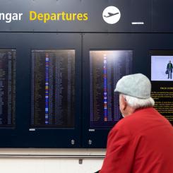 Fredrik Persson/TT: Passagerare i avgångshallen på Arlanda flygplats. Arkivbild.