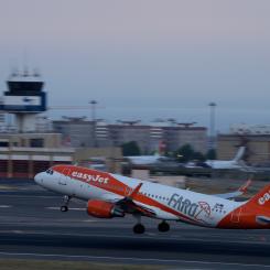Armando Franca/AP/TT: En Airbus 320 tillhörande flygbolaget Easyjet lyfter från Lissabons flygplats. Arkivbild.