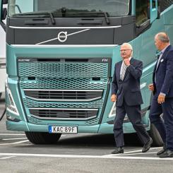Björn Larsson Rosvall/TT: 2022 blev ett rekordår för Volvo Lastvagnar, som ingår i Volvokoncernen. I oktober besökte kung Carl XVI Gustaf fabriken i Tuve och tog en provtur med lastbil.