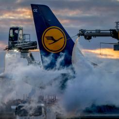 Michael Probst/AP/TT: Ett flygplan tillhörande Lufthansa vid Frankfurts internationella flygplats.