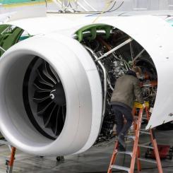 Ellen M Banner/AP/TT: Arbete med ett Boeing-flygplan i tillverkarens fabrik i USA-delstaten Washington. Arkivbild.