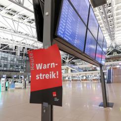 AP/TT: Det tyska facket EVG, som organiserar järnvägs- och busspersonal, har utlyst en landsomfattande strejk på fredagen. Bild från strejken i slutet av mars.