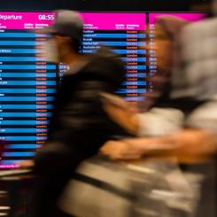 Christoph Soeder/DPA via AP/TT: Skyltar visar på inställda avgångar från flygplatsen Berlin Brandenburg vid en endagarsstrejk i januari. Arkivbild.