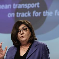 Stephanie Lecocq/AP/TT: Adina Valean är EU:s transportkommissionär. Arkivbild.