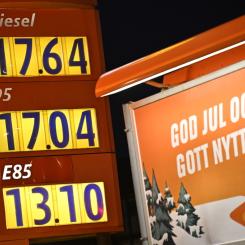 Johan Nilsson/TT: Sänkta drivmedelspriser vid en Ingo mack i centrala Malmö tidigt på nyårsdagens morgon.