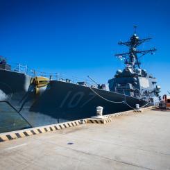 John C. Clark/AP/TT: Den amerikanska flottans jagare USS Gravely var en av de enheter som ryckte ut till containerfartyget Mærsk Hangzhous hjälp. Arkivbild.