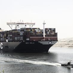 Mohamed Elshahed/AP/TT: Antalet fartyg som passerar genom Suezkanalen som förbinder Röda havet och Medelhavet har minskat drastiskt efter Iranstödda Huthirörelsens attacker de senaste månaderna enligt FN:s handelsorgan Unctad. Arkivbild.