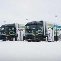 Eldrivna tunga lastbilars marknadsandel har på ett år gått från 4,6 % till 12 %. Här är två Mercedes-Benz eActros 600 som nyligen var på vintertester i Sverige. Foto. elife