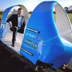Urbanloop kör på ett parallellt körfält längs en större trafikled utan att störa trafiken. Denna förgrenande arkitektur skiljer sig från konventionella transporter (tunnelbana, spårvagn, buss) där alla måste stanna vid varje station. Detta möjliggör direkta resor och att fordon alltid är redo att köra för användare på stationer. Foto: Urbanloop-projektet