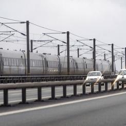 Tåg och bil på Stora Bältbron. Foto: News Oresund/Wikimedia Commons