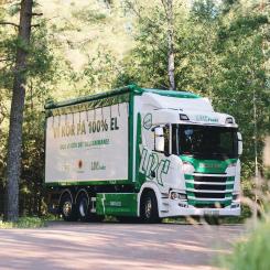 Premiär för eldriven lastbil för skogsindustritransporter vid Skoghalls bruk.Flisbilen kommer att transportera cellulosaflis från de regionala sågverken till bruket i Skoghall. Foto: LBC Frakt