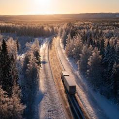 Det finns inga skäl att skärpa kraven på vinterdäck och däckutrustning ytterligare för tunga fordon. Foto: Adobe Stock