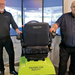 Lasse Holm, Tenstar Simulation och Pär Dahlstedt på Svea Trafikcenter med lastbilssimulatorn. Foto: Svea Trafikcenter