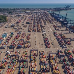 Port of Felixstowe hanterar fler än fyr miljoner TEU årligen. Foto: Konecranes