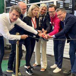Mattias Tingvall, GoCiklo, Patrik Lindergren, Vialumina, Helena Lindqvist, Nordstan, Malin Andersson, Drive Sweden, Hans Skruvfors, Foodora, och Business Region Göteborgs ordförande Mattias Jonsson klipper symboliskt av elkabeln. Den behövs inte längre. Fotograf: Christian Borg/Business Region Göteborg