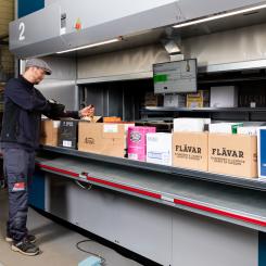 Genom Multiplock och Put to screen kan flera ordrar plockas samtidigt utan spring. Lådan med vin och sprit kan hämtas komplett, som en orderrad, för att adderas till det andra varuplocket till samma kund. Foto: Weland