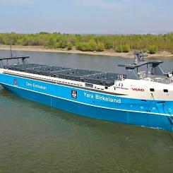 Yara Birkeland är ett helelektriskt och delvis autonomt fraktfartyg som transporterar mineralgödsel mellan fabrik och hamn i Norge. Foto: YARA