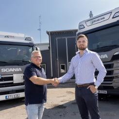 Anders Kron Toveks Lastbilar och Pontus Sahlgren EcoLink tecknar ramavtal om tjugo ellastbilar för regionala transporter. Foto: Scania Sverige AB