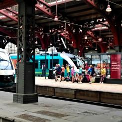 Århus centralstation (danska: Aarhus Hovedbanegård; även Aarhus H) är centralstationen i staden Århus på Jylland, Danmarks näst största stad. Den är en av de viktigaste knutpunkterna i regionen, och är med 8,3 miljoner passagerare/år den största järnvägsstationen utanför huvudstadsområdet. Foto: Wikipedia Common, kredit: Kenny Arne Lang Antonsen