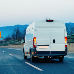 Från och med den 1 juli 2026 blir det obligatoriskt med den nya, smarta färdskrivaren för en stor del av transportbilssegmentet (2,5–3,5 ton) i internationell trafik. Foto: Abax