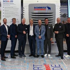 Representanter från AddSecure och Schmitz Cargobull firar sitt fördjupade partnerskap för att driva utvecklingen av uppkopplade transportlösningar i hela Europa. Foto: AddSecure