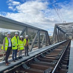 Adif planerar omfattande reparations- och underhållsarbeten på en metallbro mellan stationerna Espeluy och Mengíbar på den konventionella linjen Madrid–Jaén. Arbetet inleddes nyligen och de pågår till cirka maj året därpå. Brosträckan är cirka 250 meter lång och korsar Guadalquivir-floden mellan kilometrar 338/620 och 338/800. Arbetena involverar strukturell förbättring och byte av sliprar. När broarbetet är klart kommer nuvarande hastighetsbegränsning att tas bort, vilket väntas förbättra tågens punktlighet. Foto: Adif