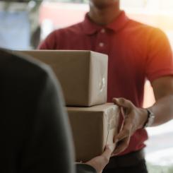 Andelen paket som levererades till ett utlämningsställe stod för 42 procent av leveranserna, medan hemleverans också utgjorde 42 procent och paketskåp 16 procent. Foto: AdobeStock/Descartes